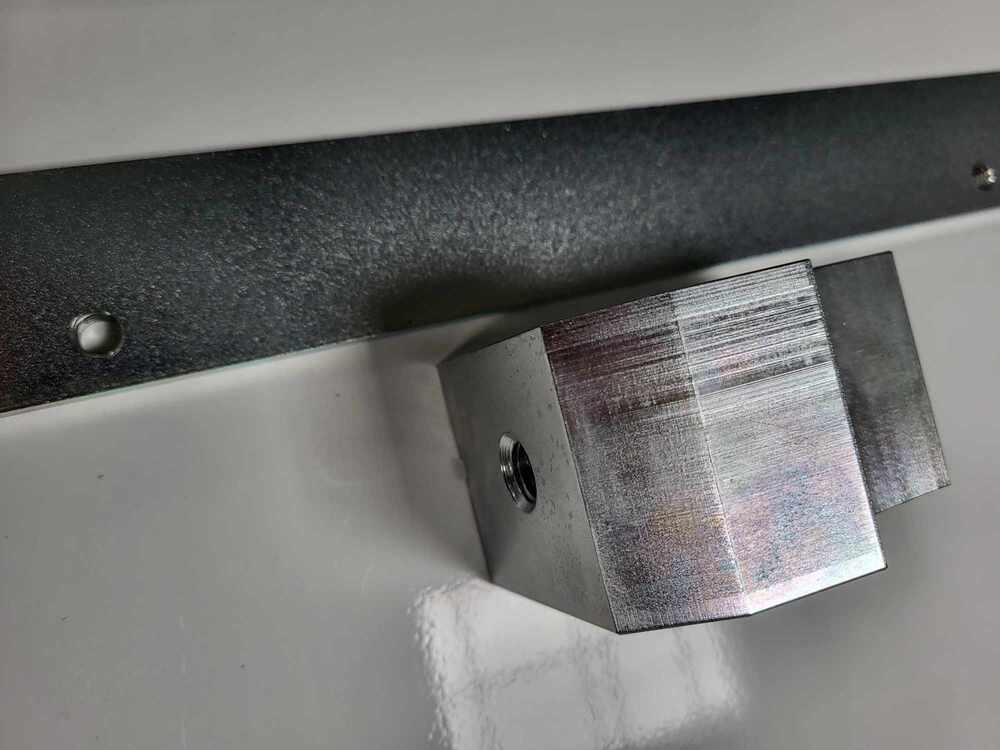 Pièces métalliques après zingage blanc